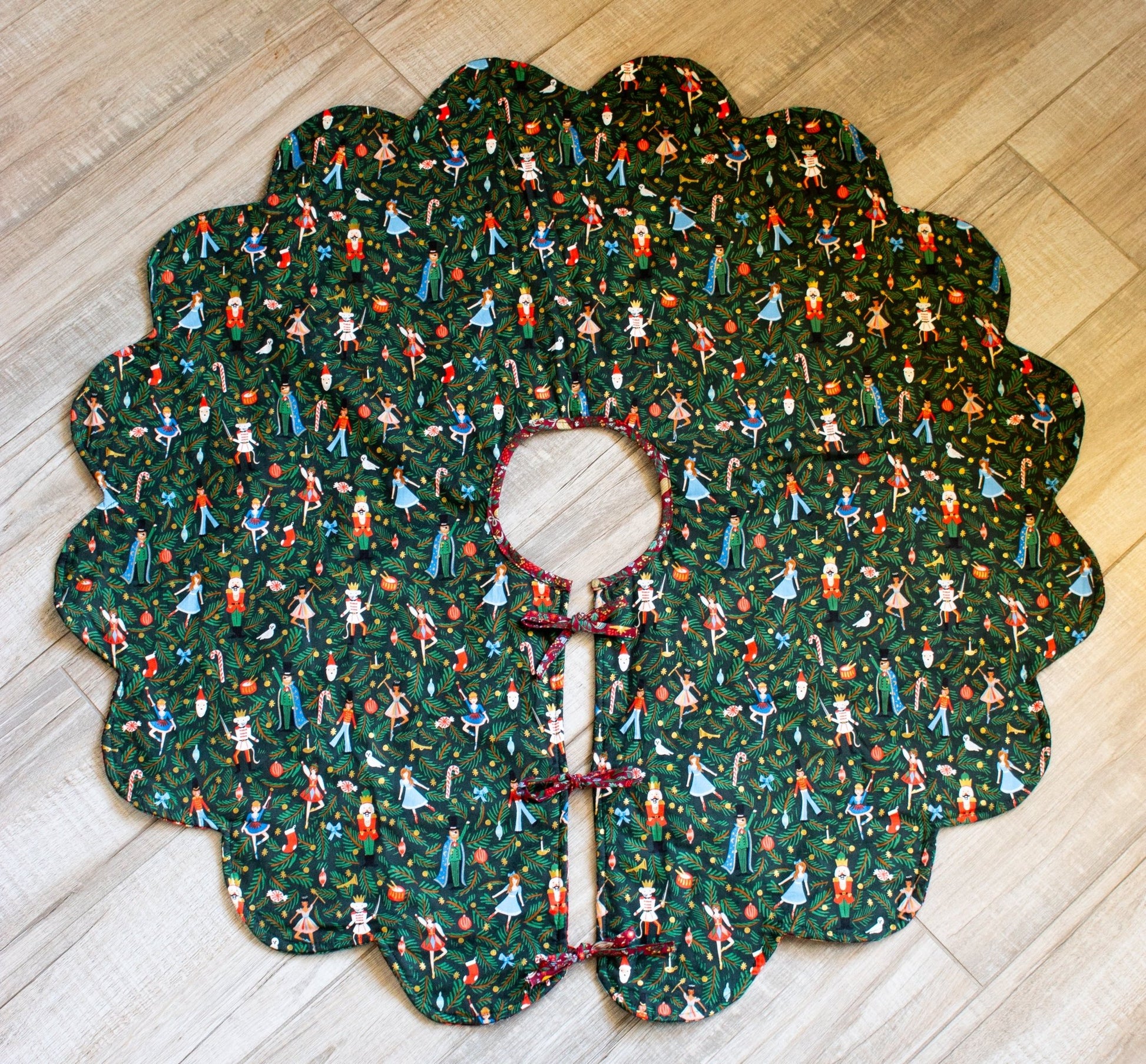 Scalloped Tree Skirt PDF Sewing Pattern - Madswick - Simplifi Fabric