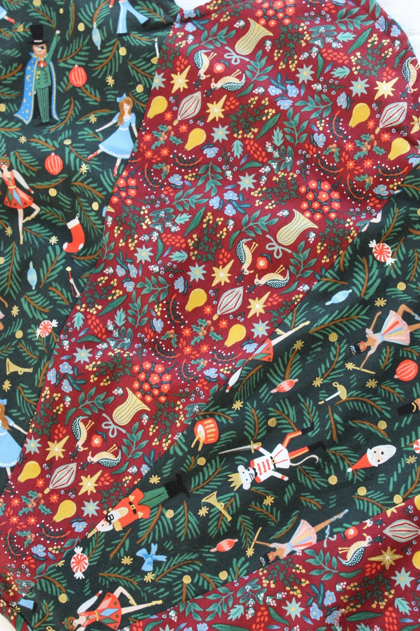 Scalloped Tree Skirt PDF Sewing Pattern - Madswick - Simplifi Fabric